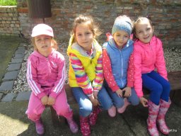 Kirándulnak a Zengőerdő csoportos gyerekek