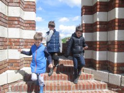 Kirándulnak a Zengőerdő csoportos gyerekek