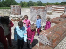 Kirándulnak a Zengőerdő csoportos gyerekek