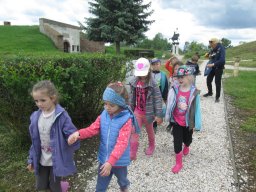 Kirándulnak a Zengőerdő csoportos gyerekek