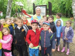 Kirándulnak a Zengőerdő csoportos gyerekek