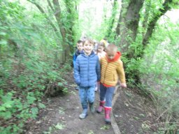 Kirándulnak a Zengőerdő csoportos gyerekek