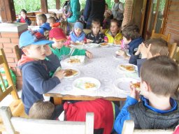 Kirándulnak a Zengőerdő csoportos gyerekek