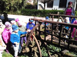 A Csodavár csoportosok a tavasz első sugarait kihasználva sétálni indultak